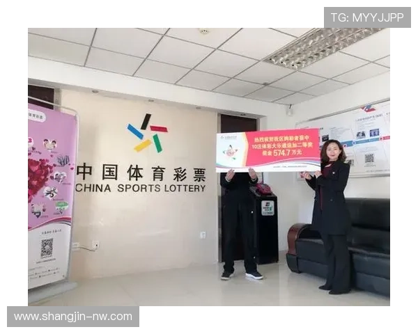 大乐透开奖现场美女主持惊艳亮相